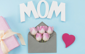 Тюльпаны в конверте на голубом фоне для мамы