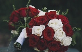 Два букета с красными и белыми розами с бриллиантами
