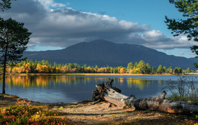 Красивый вид на озеро и гору осенью