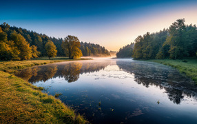 Туман над тихой рекой на рассвете 