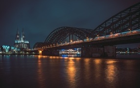 Огни на большом железном мосту через реку