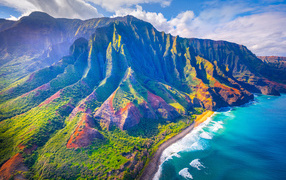 Высокая покрытая зеленью гора на Гавайских островах