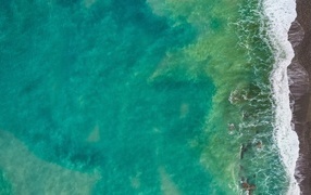 Вид на бирюзовую воду океана сверху