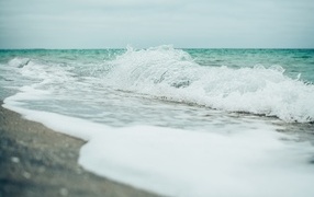 Белые волны в океане с зеленой водой