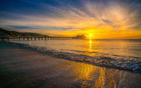 Красивый вид на закат солнца на берегу моря