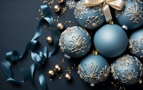 Красивые шарики на елку с синей лентой