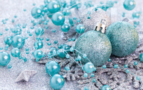 Красивые блестящие елочные шарики с бусами