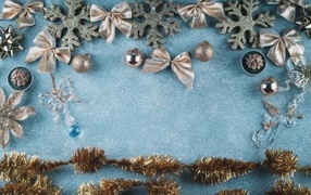 Бантики и мишура на голубом фоне для новогодней открытки