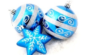 Два синих шарика и снежинка на белом фоне на новый год 2025