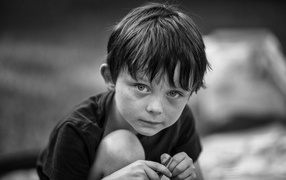 Черное-белое фото маленького мальчика