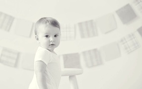 Черно-белое фото с маленьким мальчиком