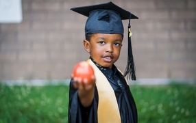 Темнокожий мальчик в костюме ученого