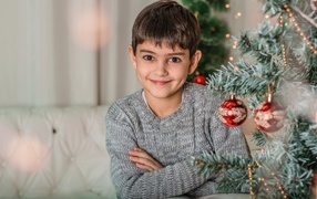 Кареглазый мальчик у новогодней ели