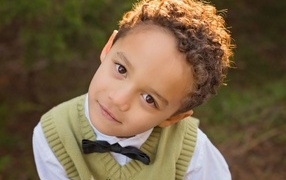 Кареглазый мальчик с кудрявыми волосами