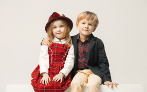 Пара мальчик и девочка на белом фоне