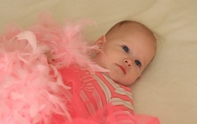 Милая малышка с розовыми перьями