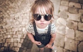 Смешная девочка в солнечных очках