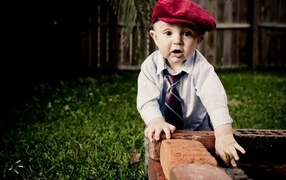 Смешной маленький мальчик в красной кепке