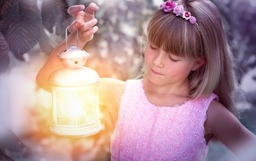 Девочка с фонариком в руках 