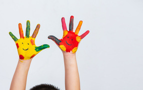 Руки маленького мальчика с рисунком