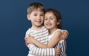 Объятия маленьких брата и сестры