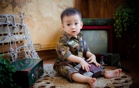 Маленький мальчик азиат в военной форме