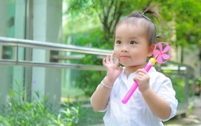 Маленькая девочка азиатка с игрушкой в руках