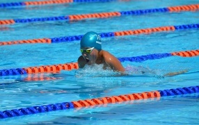 Маленький мальчик пловец в бассейне