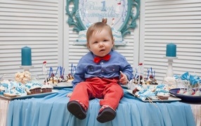 Маленький ребенок с угощениями на день рождения