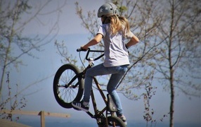 Маленькая девочка на велосипеде 