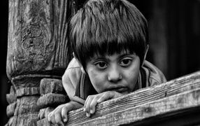 Маленький грустный мальчик черно-белое фото