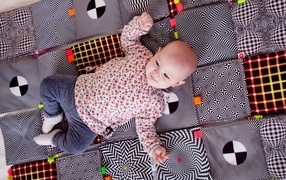 Маленький новорожденный ребенок лежит на одеяле