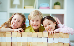 Улыбающиеся дети с кубиками