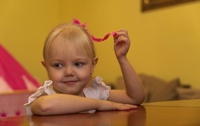 Нежная маленькая девочка с лентой в волосах