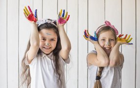 Две маленькие девочки в краске