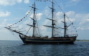 Большой корабль в море под голубым небом