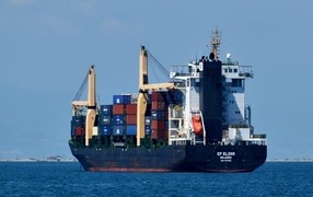 Большой грузовой танкер в море