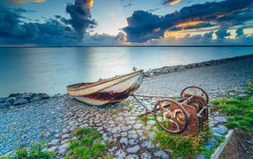 Старая лодка на берегу моря 