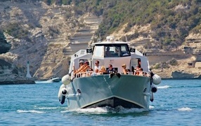 Пассажирское прогулочное судно в море