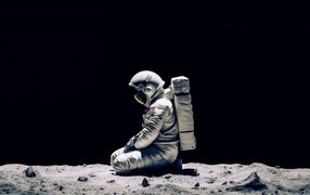 Космонавт сидит на поверхности планеты на черном фоне