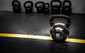 Большая тяжелая гиря в спортзале