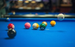 Шары для бильярда на голубом столе