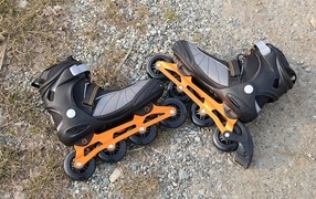 Черные ролики лежат на земле