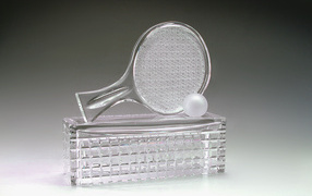 Хрустальная теннисная награда на сером фоне