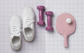 Гантели, ракетка с мячом и кроссовки на клетчатом фоне