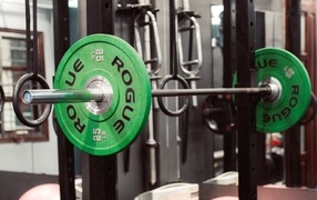 Тяжелая штанга в спортзале