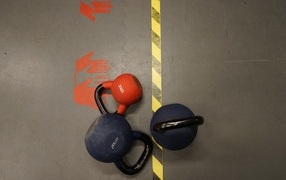 Тяжелые гири на полу в спортзале