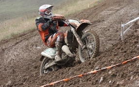 Мужчина мотоциклист на соревнованиях