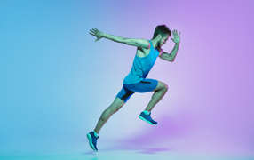 Мужчина бегун позирует для фото 