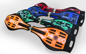 Разноцветные скейтборды на сером фоне